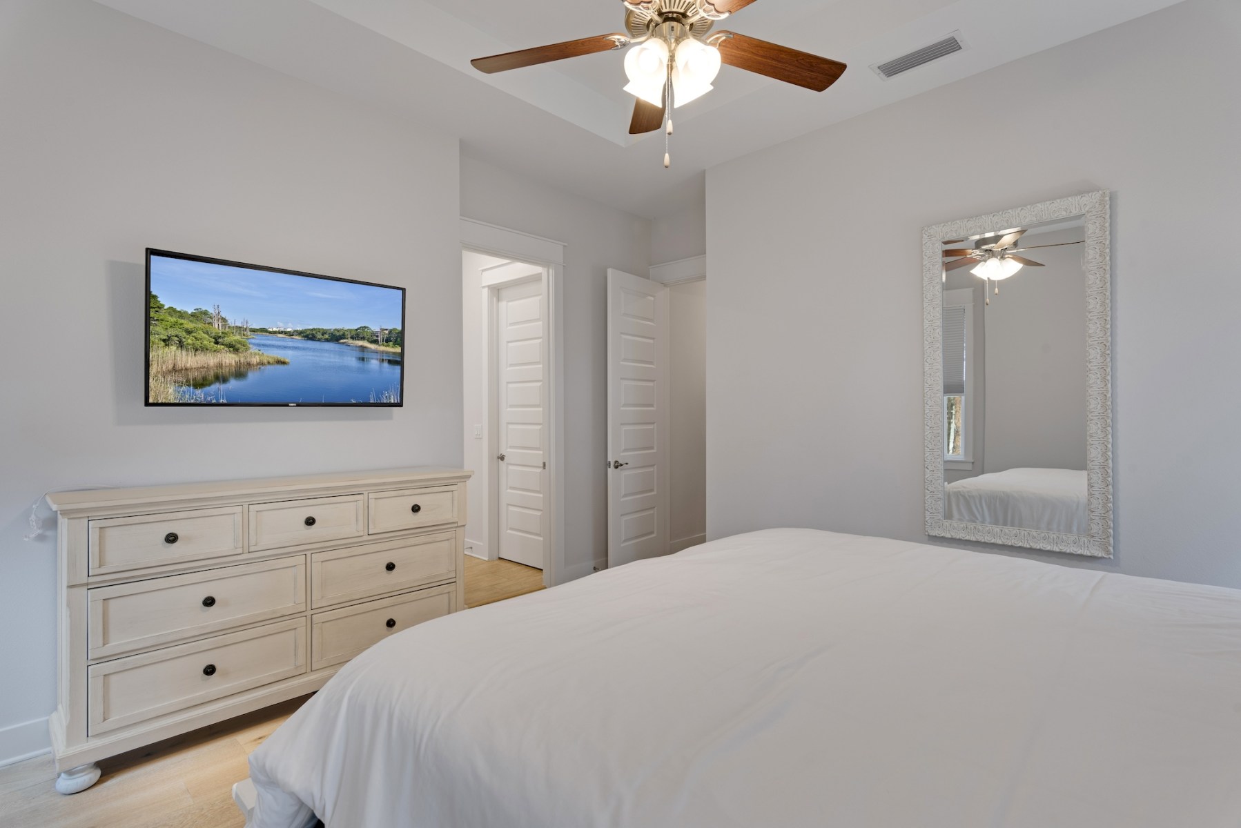 Queen-Room-with-Flat-Screen-TV-at-Recovery-Room-at-Watersound-1